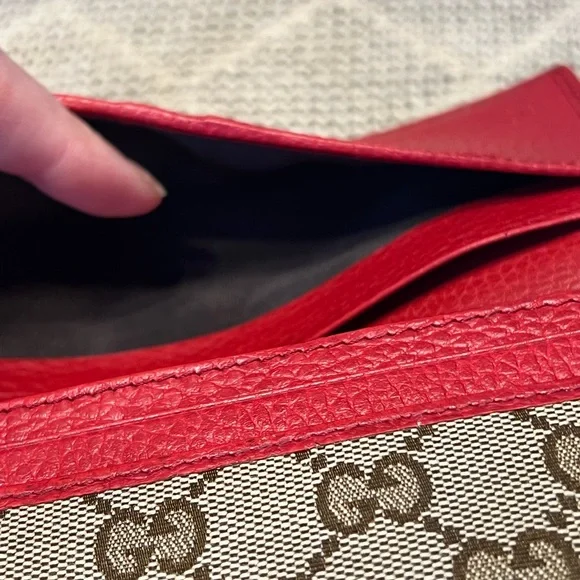 Gucci Beige and Red Monogram Wallet - Picture 4 of 14